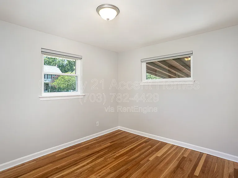 3233 Holly Hill Dr — Photo 17