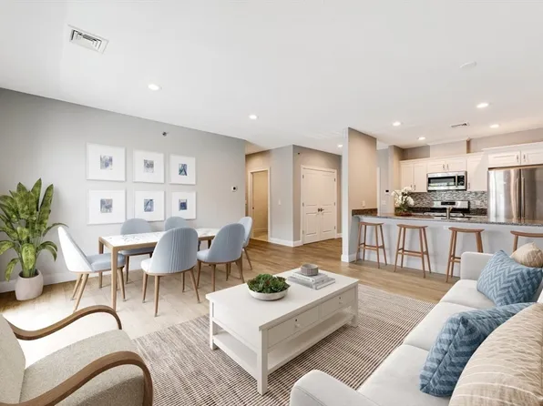 181 S Franklin St Unit 305, Holbrook, MA 02343