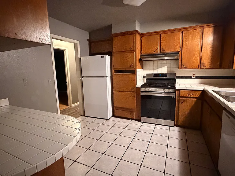 126 N Draper Ave — Photo 6