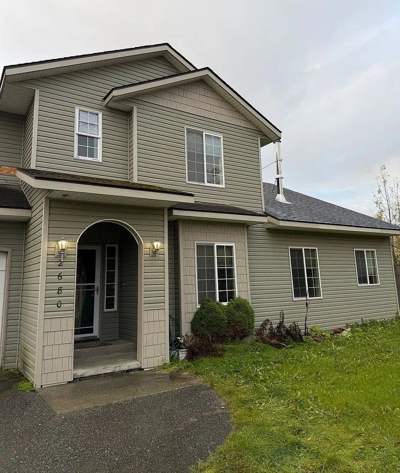 Large 4 bedroom home — Photo 1