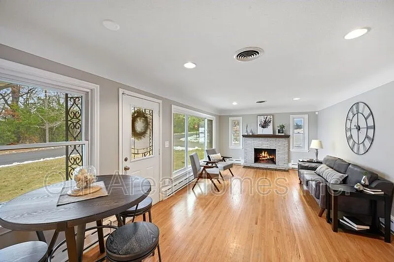 4 bed, 2.0 bath, 1816 sqft, $2,895 — Photo 3