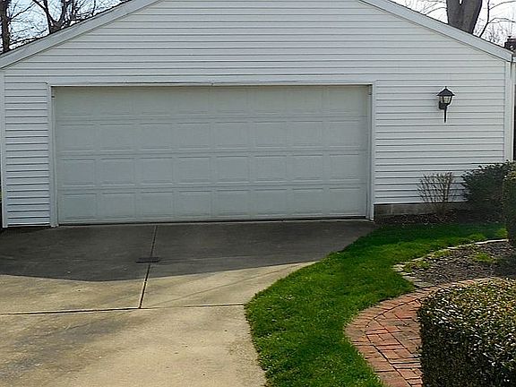 Newer built 21/2 car garage 