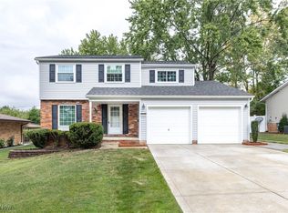 5140 Woodbury Hills Dr, Parma, OH 44134