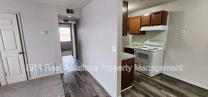 2 bed, 1.0 bath, $895 — Photo 4