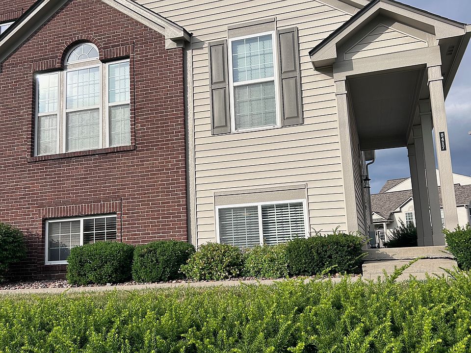 Front of town home street view.