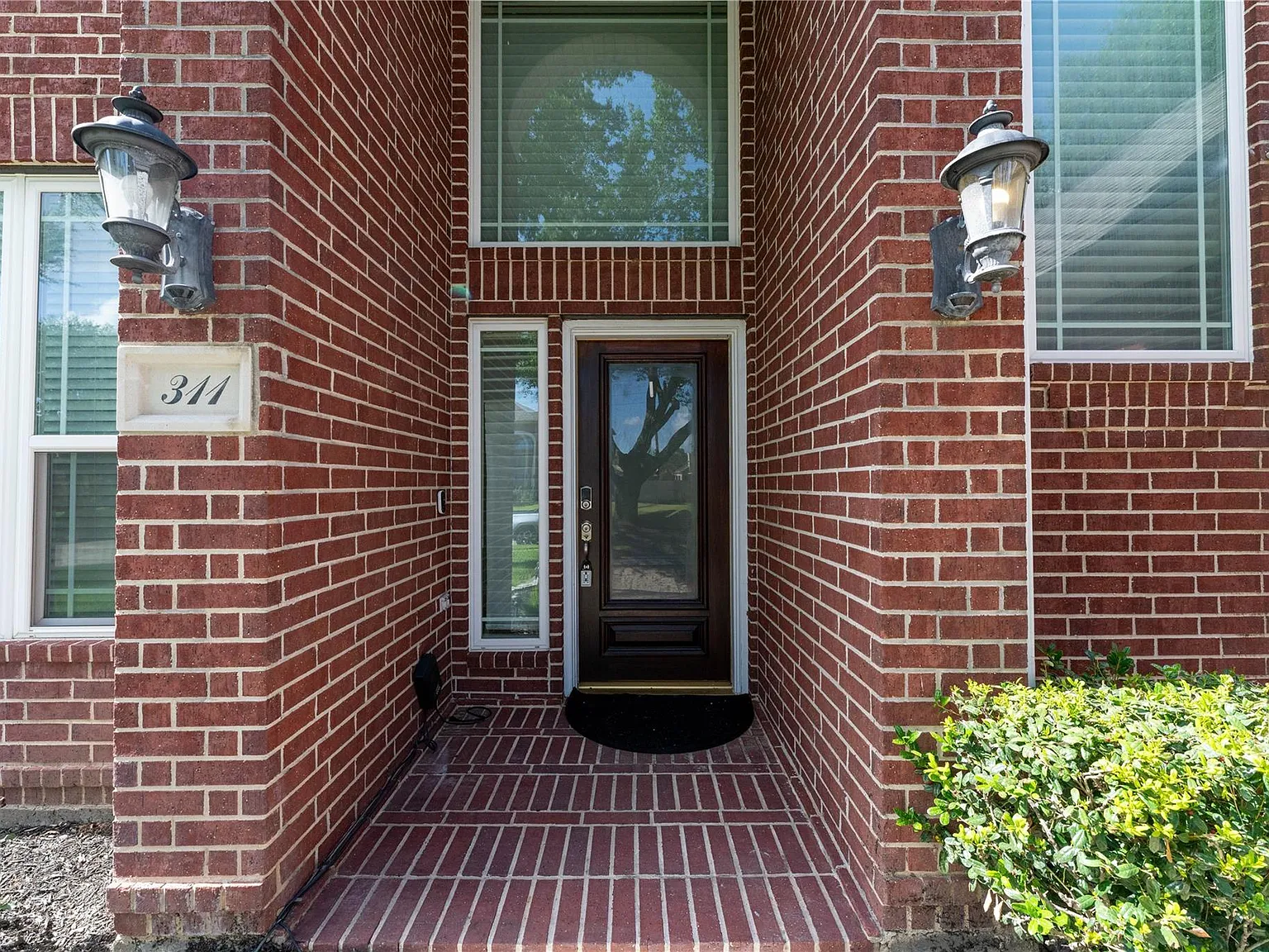 3 bed, 2.5 bath, 2563 sqft, $2,600 — Photo 2