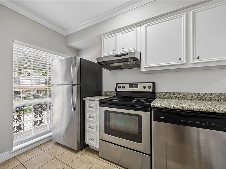 Emerson Street Apartments — Photo 9