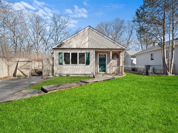 79 Panamoka Trail, Ridge, NY 11961