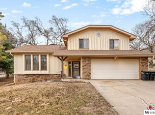 8202 Arlington Dr, Omaha, NE 68134