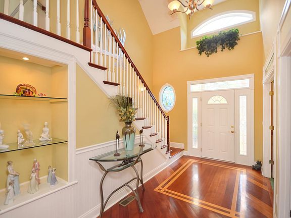 2nd image of 3338 St James Drive SE