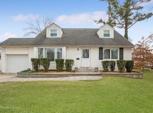 862 Duncan Dr, Westbury, NY 11590