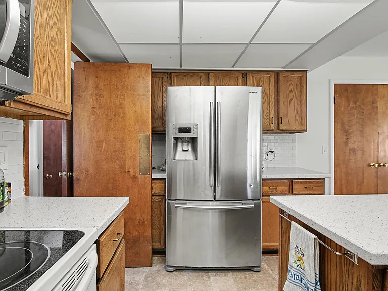 353 Hollywood Dr — Photo 5