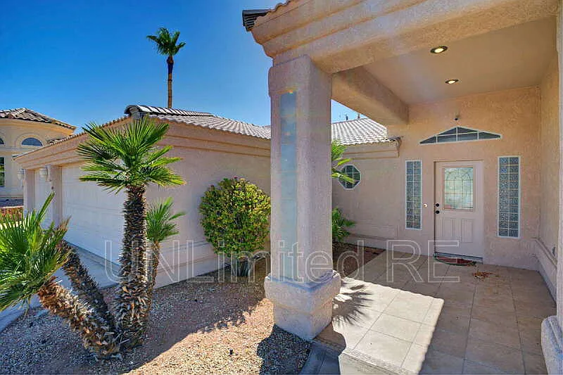 3 bed, 2.0 bath, 2154 sqft, $2,500 — Photo 2