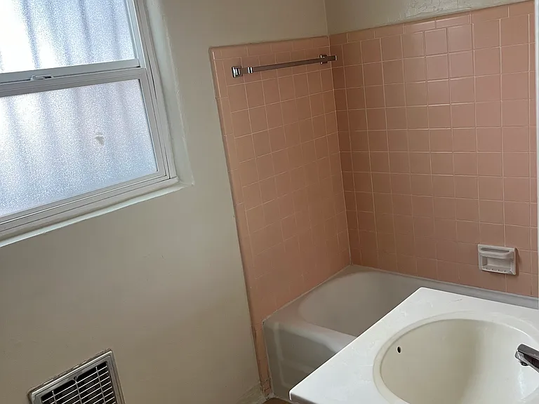 1230 Girard Blvd NE #B — Photo 7