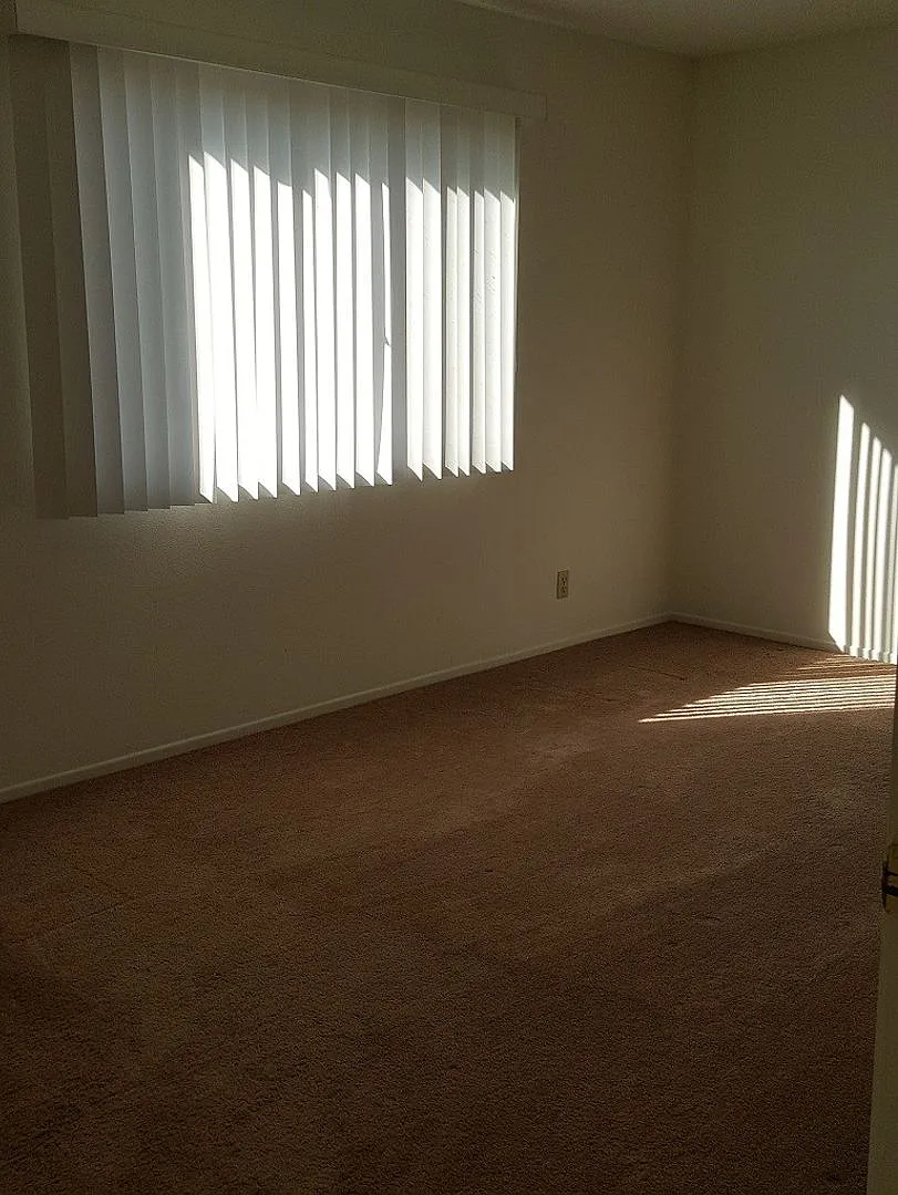 2+1 Ventura ground floor apartment w/ 1-car garage — Photo 1