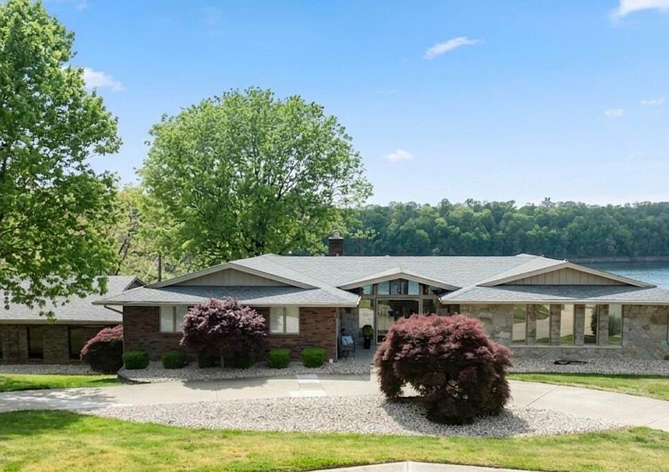 1st image of 275 Lakeview Dr