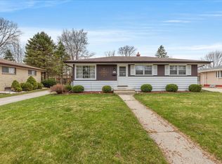 W171N8467 Allen Ave, Menomonee Falls, WI 53051
