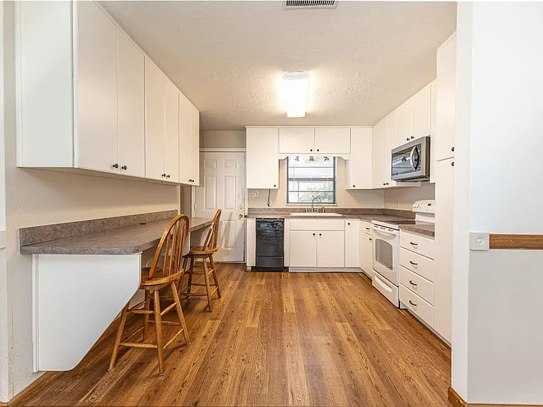 301 Curry St — Photo 6