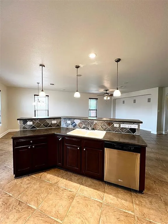 3 bed, 1910 sqft, $2,100 — Photo 4
