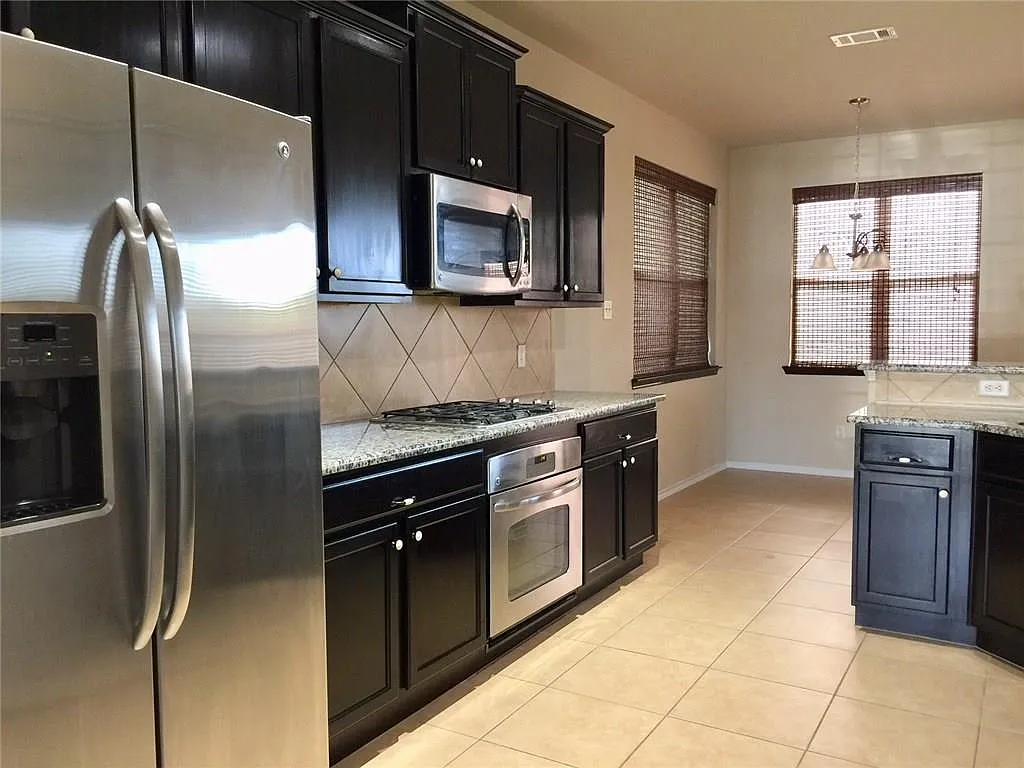 4 bed, 2.5 bath, 2475 sqft, $2,900 — Photo 3