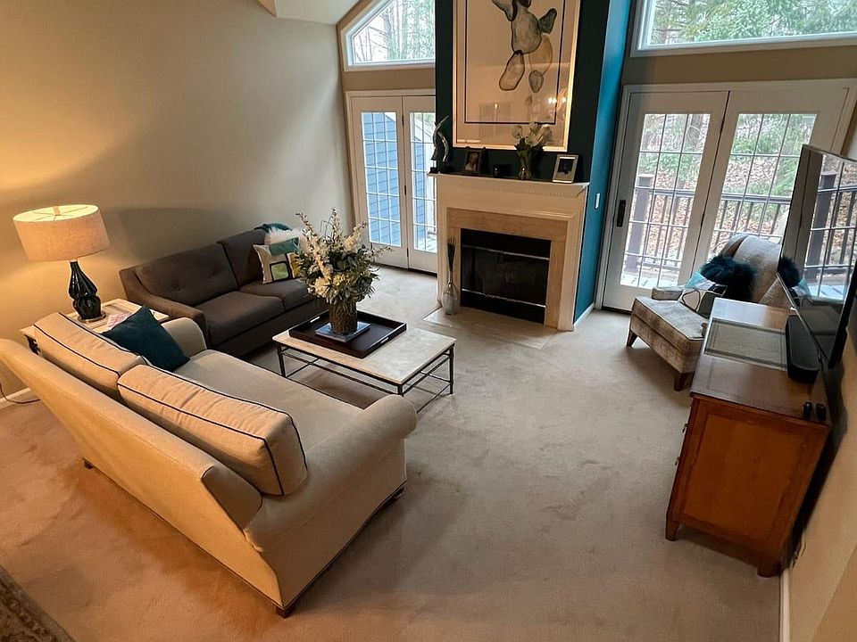 1st image of 139 Surrey Ct