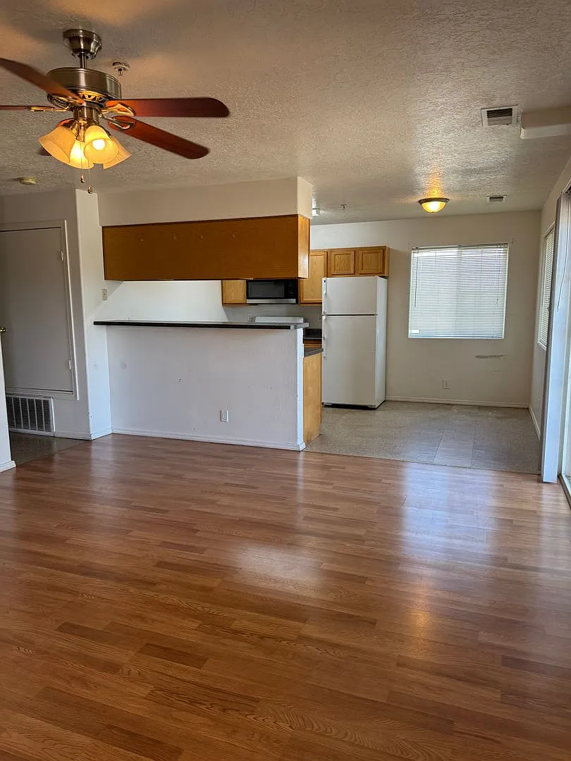 North Valley 2nd story 2/BD 1/BA gated community — Photo 2