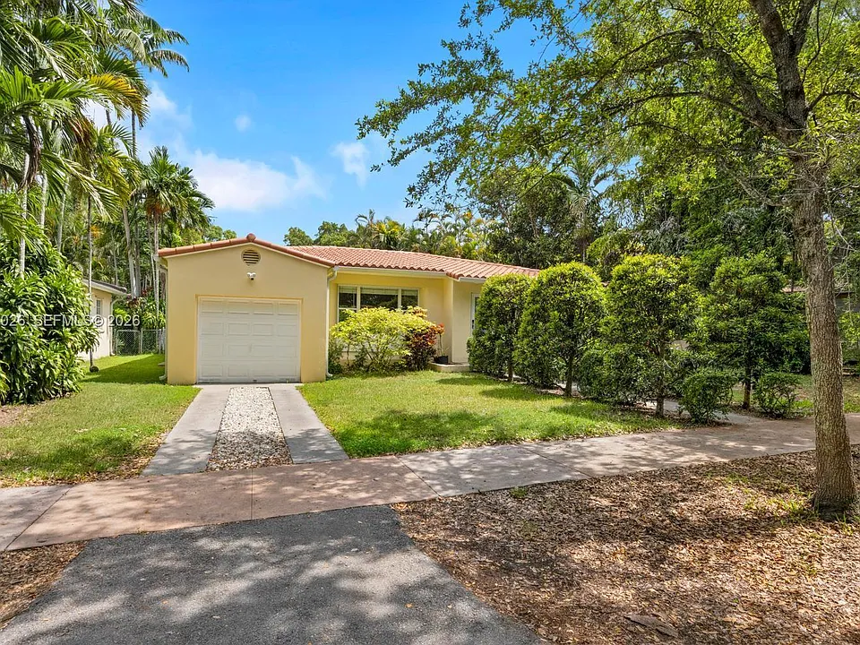 829 Medina Ave