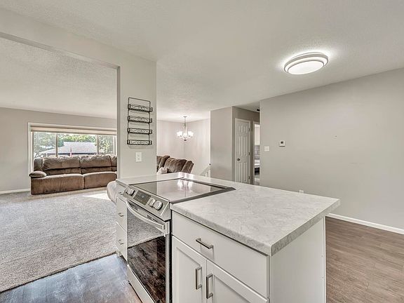 4th image of 3019 Center Lake Dr