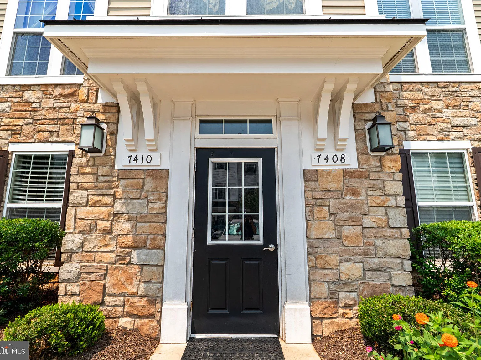 3 bed, 3.0 bath, 1308 sqft, $2,800 — Photo 2