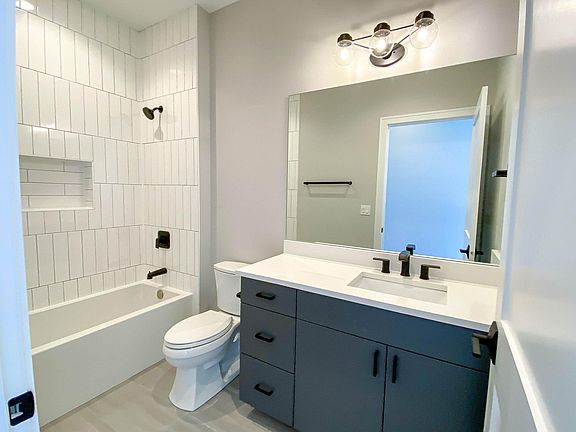 4th image of 1050 W Cornelia Ave #403A