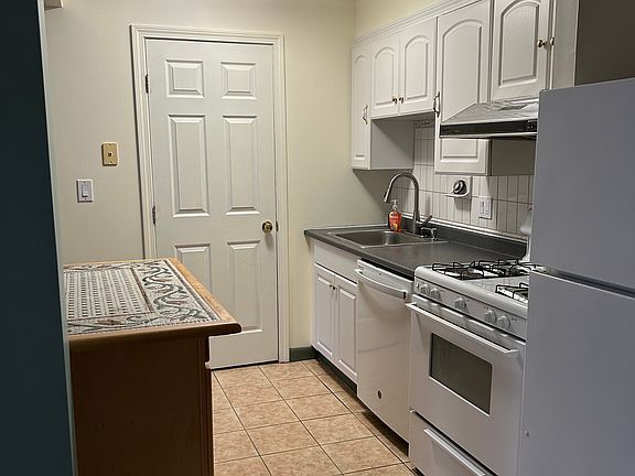 3rd image of 9 Longwood Dr APT 12