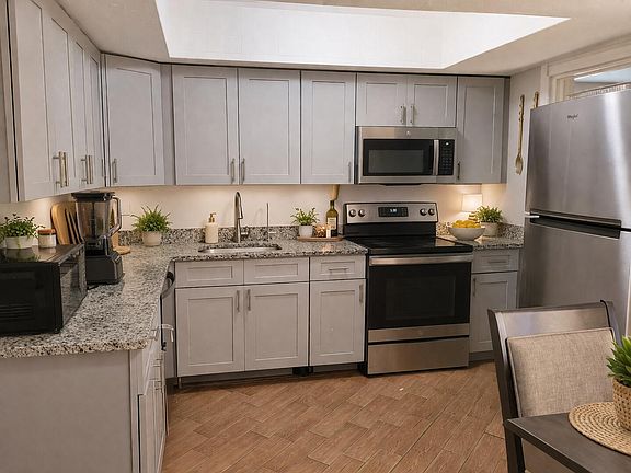 5th image of 2330 NE 1st Avenue