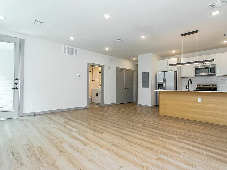 4001 Roseland Ave — Photo 97
