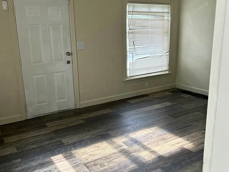 4608 Saint James Ave — Photo 12