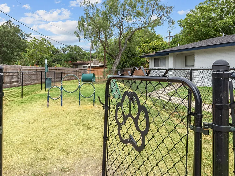 Peaks at Live Oak — Photo 18