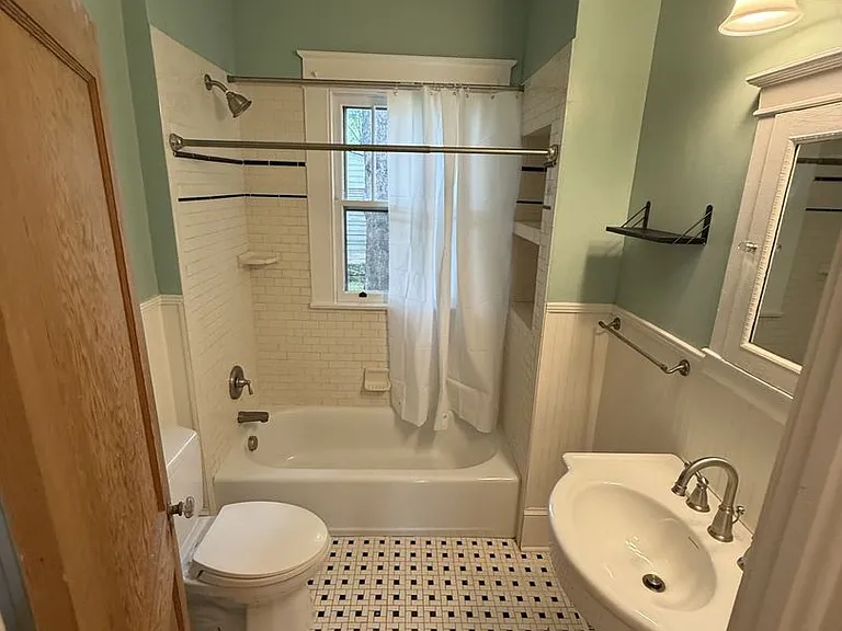 230 Grand Ave — Photo 17