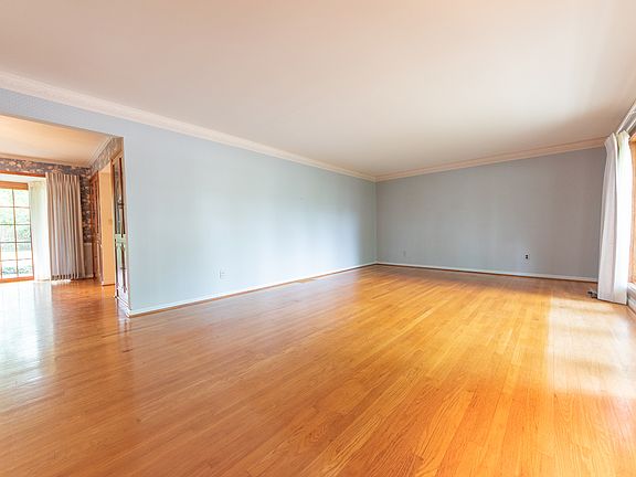 5th image of 4052 Roselawn Ave