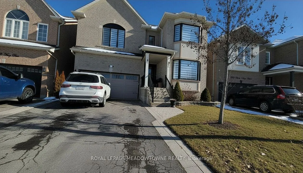 259 Queen Mary Dr photo 1