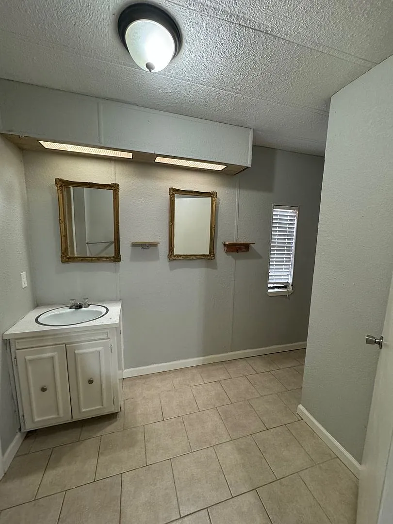 Large Manufactured Home — Photo 2