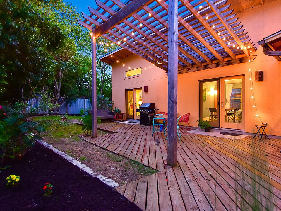 Wonderful, quiet deck with shade and romantic lighting