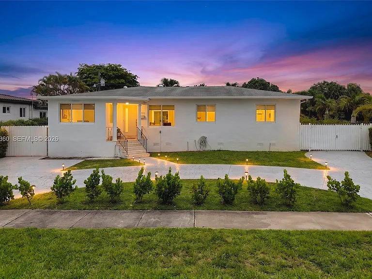 2131 SW 82nd Pl — Photo 1