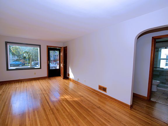 3rd image of 508 W Lakeside St