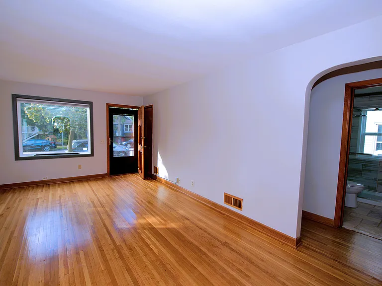 508 W Lakeside St — Photo 3
