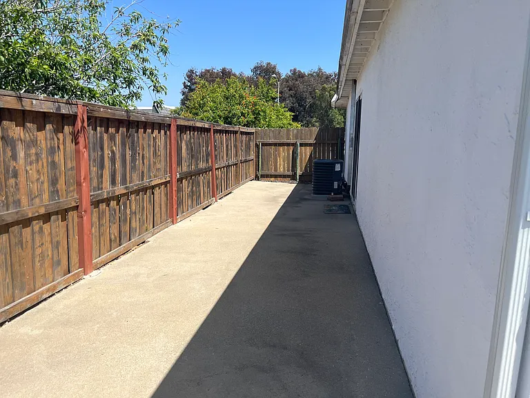 586 Augusta Dr — Photo 15