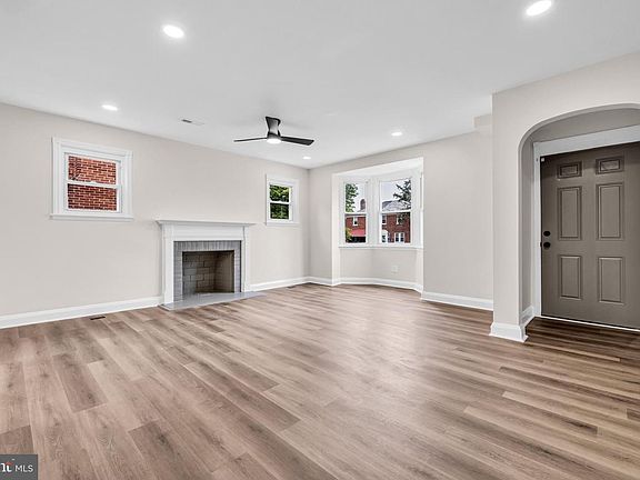 3rd image of 1513 Kingsway Rd