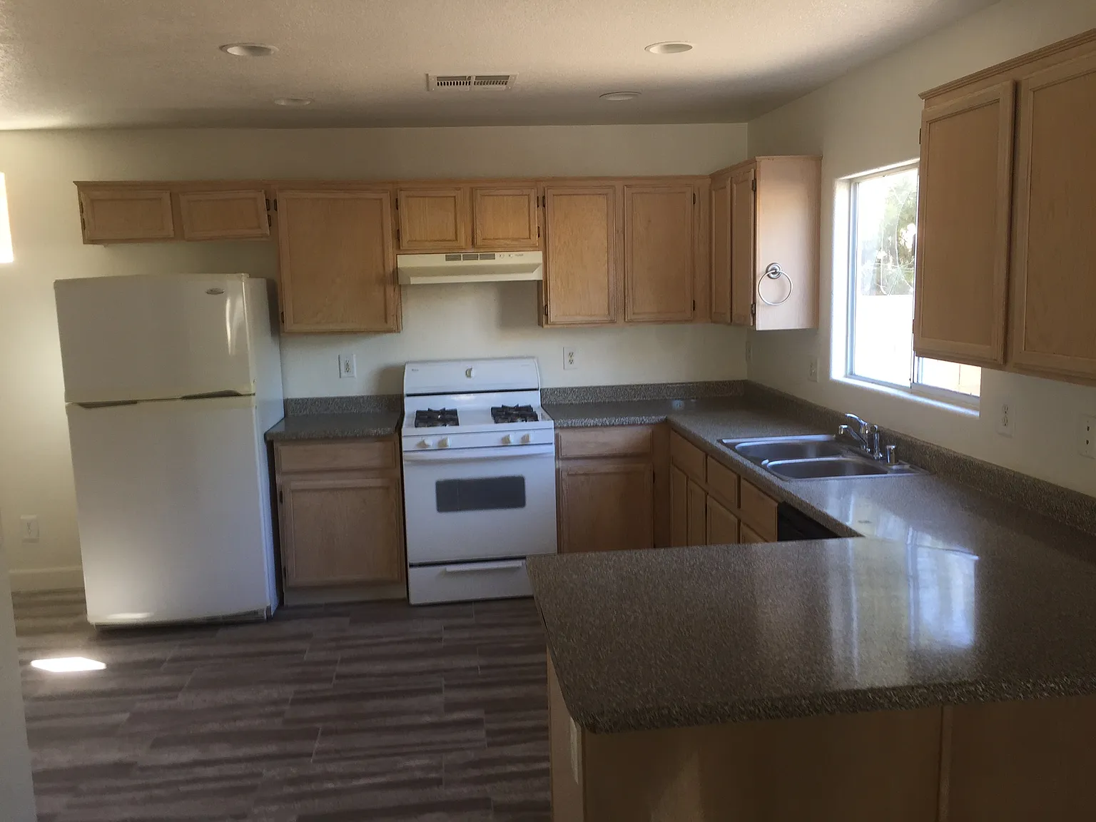 4 Bedroom House — Photo 2