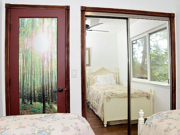 6 bedrooms have mirrors 