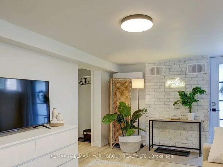 40 Sophia St W #LOWER — Photo 2