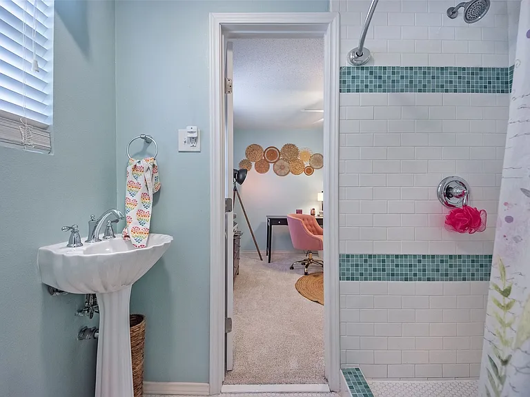 5739 Banting Way — Photo 8