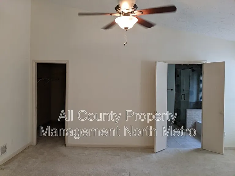 215 Broken Lance Pl — Photo 13